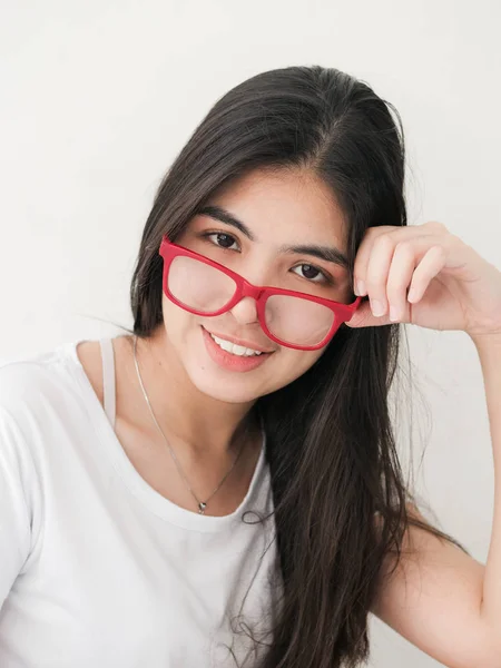 Lächelnde Asiatische Teenager Mädchen Mit Roten Brillen Und Blick Die — Stockfoto