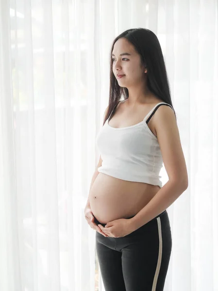 Asiática Mulher Grávida Tocando Sua Barriga Perto Janela Conceito Estilo — Fotografia de Stock