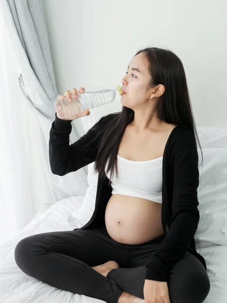 Asiatische Schwangere Frau Trinkt Nach Dem Sport Eine Flasche Wasser — Stockfoto