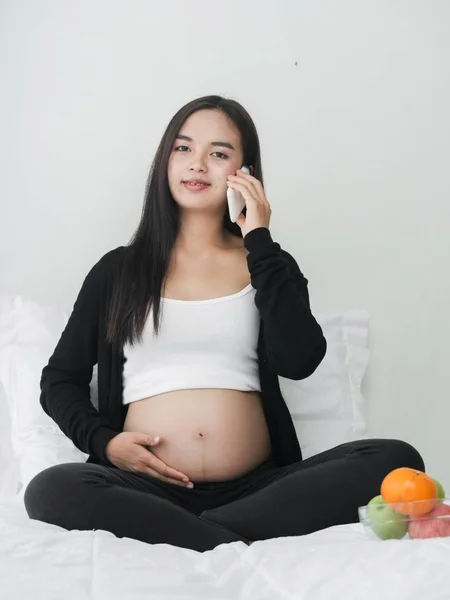 Mooie Aziatische Zwangere Vrouw Met Behulp Van Slimme Telefoon Zittend — Stockfoto