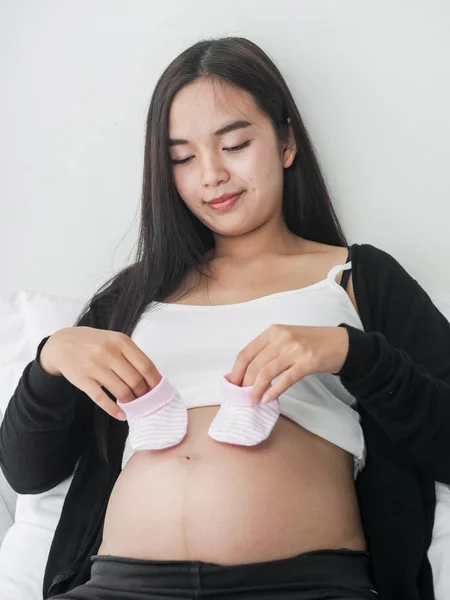 Mãos Mulher Grávida Segurando Meias Rosa Sua Barriga Conceito Estilo — Fotografia de Stock