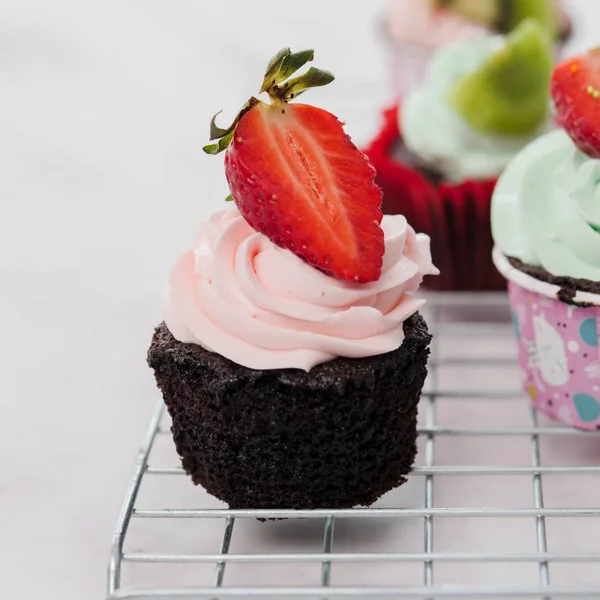 Jordgubb Cupcakes Marmorbord Kopia Utrymme — Stockfoto