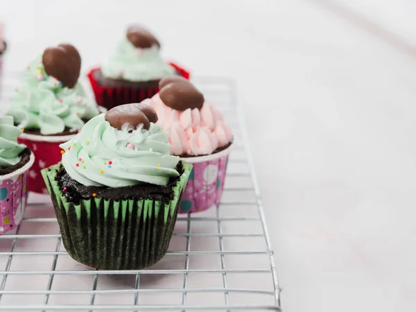 Cupcakes Verdes Mesa Mármore Espaço Cópia — Fotografia de Stock