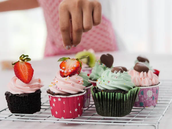 Menina Mão Decorar Cupcakes Frutas Casa — Fotografia de Stock