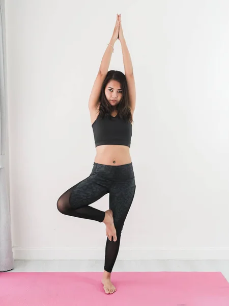 Pembe Mat Evde Yaşam Kavramı Yoga Yaparken Mutlu Asya Spor — Stok fotoğraf