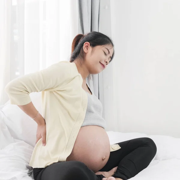 Беременная Азиатка Болью Спине Перед Окном Здоровая Концепция — стоковое фото