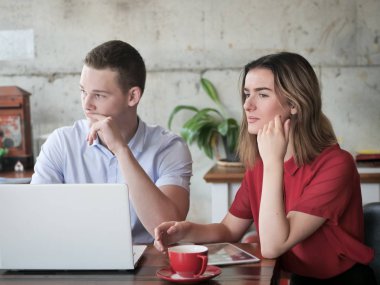 Başlangıç takım çalışması beyin fırtınası toplantı kavramı. Genç iş takım Dünya Ekonomi raporu belge Laptop paylaşımı.