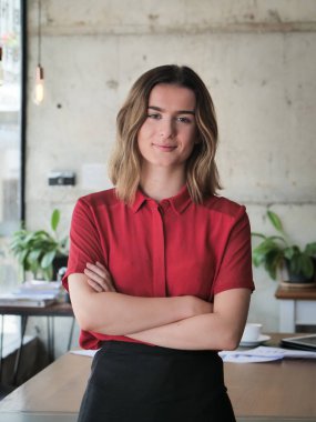 Kendine güvenen genç işkadını silah onun ofisinde, yaşam kavramı geçti..