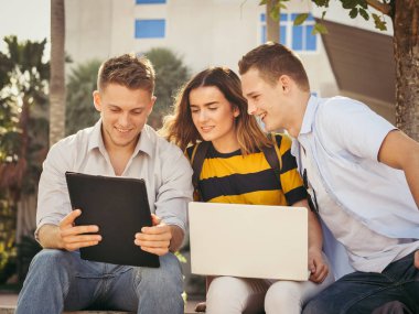 Mutlu üniversite öğrencisi tablet birlikte doğal ışık ile bina dışında kullanma..