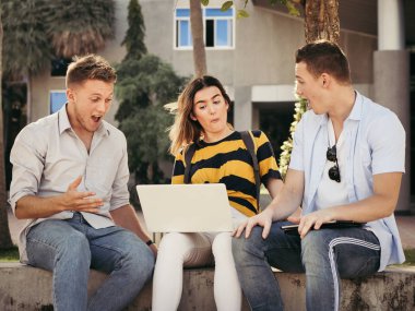 Şaşırtıcı üniversite öğrencisi tablet birlikte doğal ışık ile bina dışında kullanma..