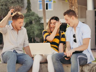 Şaşırtıcı üniversite öğrencisi tablet birlikte doğal ışık ile bina dışında kullanma..