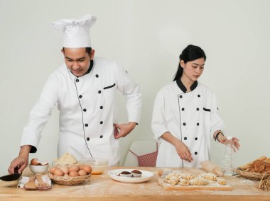 Asya şefler pizza veya tablo, ekmek hamur hazırlama iş yaşam tarzı kavramı.