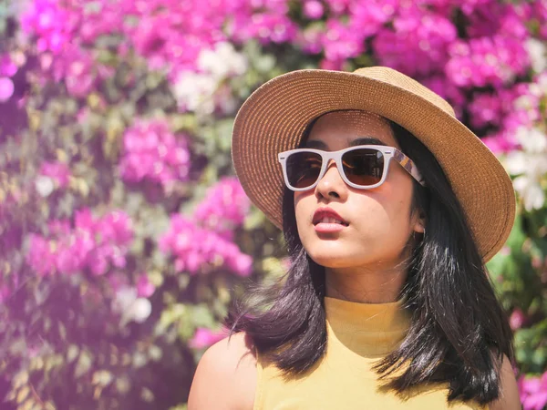 Mujer Asiática Feliz Con Sombrero Gafas Sol Con Fondo Bokeh —  Fotos de Stock