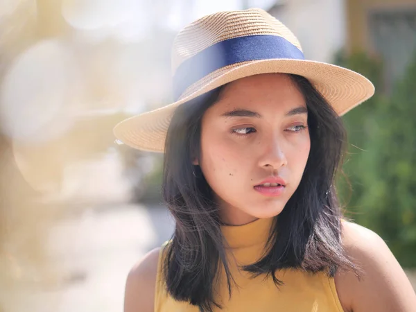 Heureuse Femme Asiatique Portant Chapeau Avec Lumière Soleil Plein Air — Photo