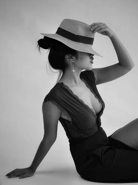 Portrait Asian Woman Wearing Dress Hat Sitting Floor Black White — Stock Photo, Image