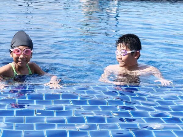 Bambini Felici Che Imparano Nuotate Piscina Nella Giornata Sole — Foto Stock