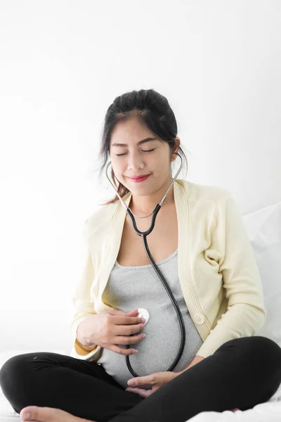 Feliz Grávida Mulher Asiática Ouvindo Seu Som Bebê Barriga Conceito — Fotografia de Stock