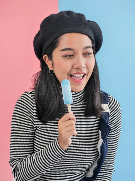 Renk Arka Plan Sopayla Mavi Dondurma Yeme Mutlu Asyalı Kadın — Stok fotoğraf