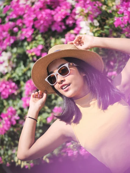 Mujer Asiática Feliz Con Sombrero Gafas Sol Con Fondo Bokeh —  Fotos de Stock