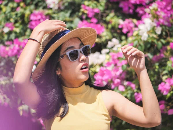 Mujer Asiática Feliz Con Sombrero Gafas Sol Con Fondo Bokeh —  Fotos de Stock