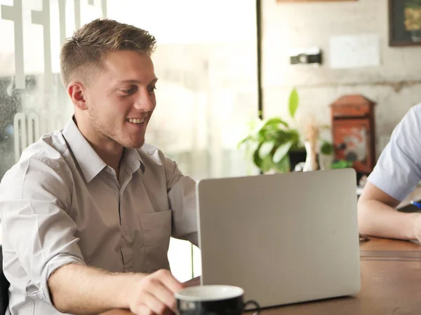 Uomo Caffè Start Lavoro Sul Computer Portatile Concetto Stile Vita — Foto Stock