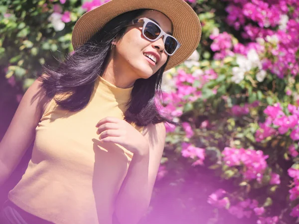 Felice Donna Asiatica Indossa Cappello Occhiali Sole Con Sfondo Bokeh — Foto Stock