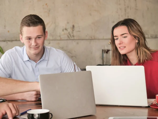 Startup Teamwork Brainstorming Meeting Concept Joven Equipo Negocios Compartiendo Informe — Foto de Stock