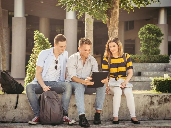 Étudiant Universitaire Heureux Utilisant Tablette Ensemble Extérieur Bâtiment Avec Lumière — Photo