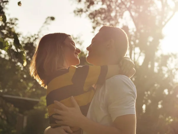 Romantica Coppia Vacanza Insieme Con Luce Del Sole Serata — Foto Stock