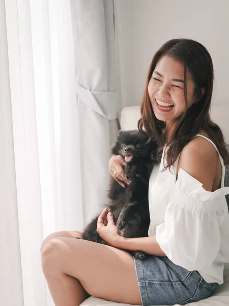 Feliz Mujer Asiática Jugando Con Perro Negro Sofá Casa Concepto — Foto de Stock