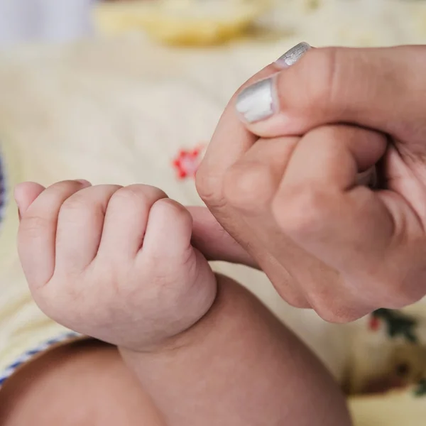 Baby Fingrar Håller Hennes Syster Händer Kärlek Koncept — Stockfoto