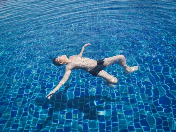 Gelukkig Preteen Aziatisch Drijvend Zwembad Zonnige Dag Levensstijl Concept — Stockfoto