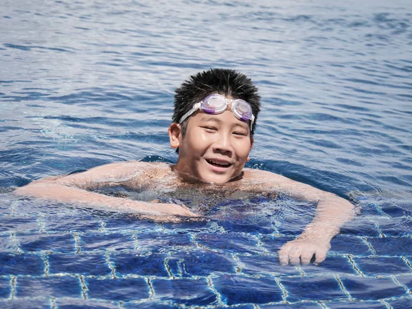 Asiático Chico Vistiendo Gafas Nadando Piscina Día Soleado —  Fotos de Stock