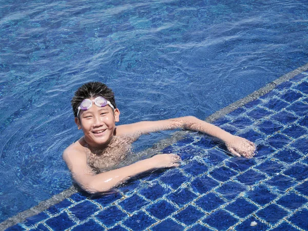 Asiatico Ragazzo Indossare Occhiali Nuotare Piscina Giornata Sole — Foto Stock