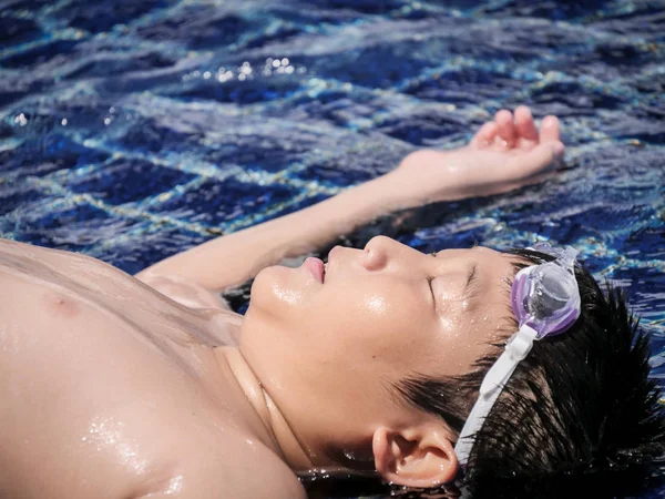 Feliz Ásia Preteen Menino Que Estabelece Para Baixo Piscina Depois — Fotografia de Stock