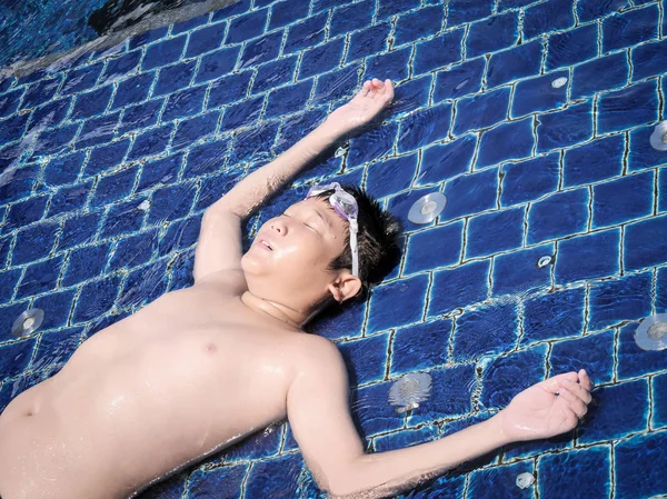 Feliz Ásia Preteen Menino Que Estabelece Para Baixo Piscina Depois — Fotografia de Stock