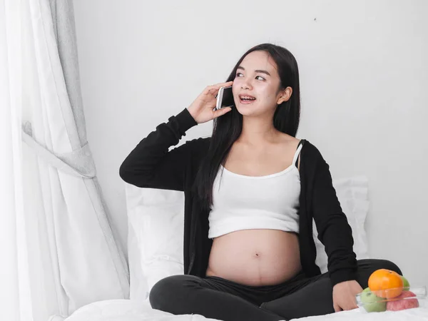 Счастливая Азиатская Беременная Женщина Разговаривает Смартфоном Дома Концепция Образа Жизни — стоковое фото