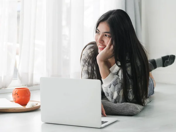 Felice Ragazza Asiatica Sdraiata Sul Pavimento Utilizzando Computer Portatile Casa — Foto Stock