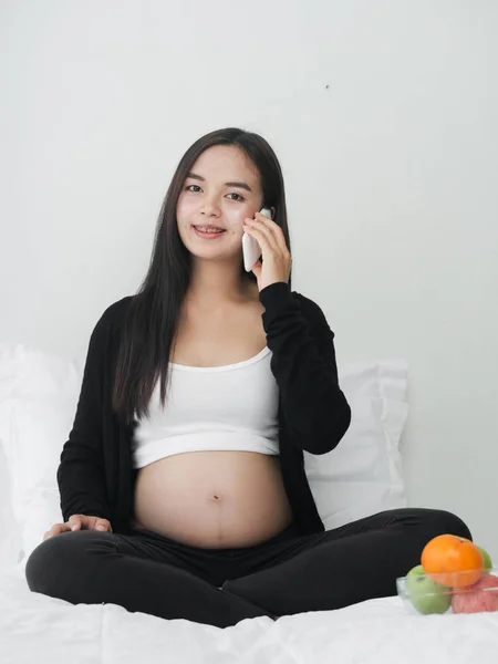 Mulher Grávida Asiática Feliz Conversando Com Smartphone Casa Conceito Estilo — Fotografia de Stock