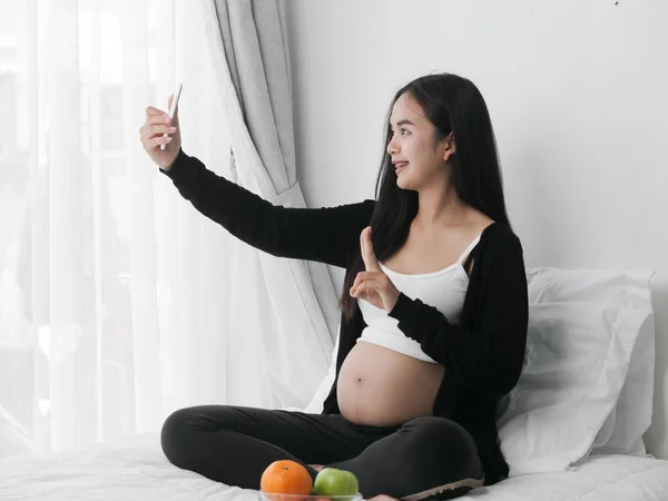 Счастливая Азиатская Беременная Женщина Фотографируется Смартфоном Дома Концепция Образа Жизни — стоковое фото
