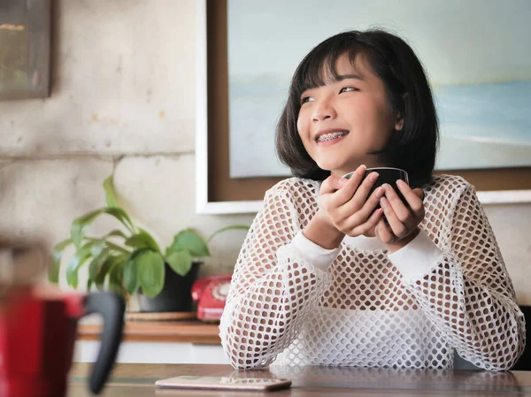Sıcak Bir Içecek Elinde Tutan Gülümseyen Yaşam Kavramı Mutlu Asyalı — Stok fotoğraf
