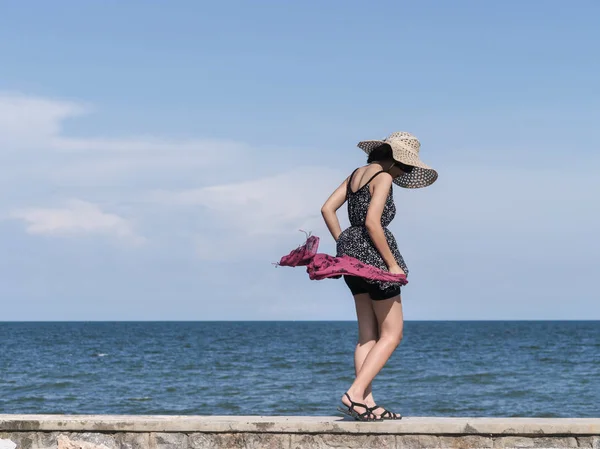 Feliz Asiática Adolescente Sosteniendo Bufanda Viento Con Horizonte Playa Fondo —  Fotos de Stock