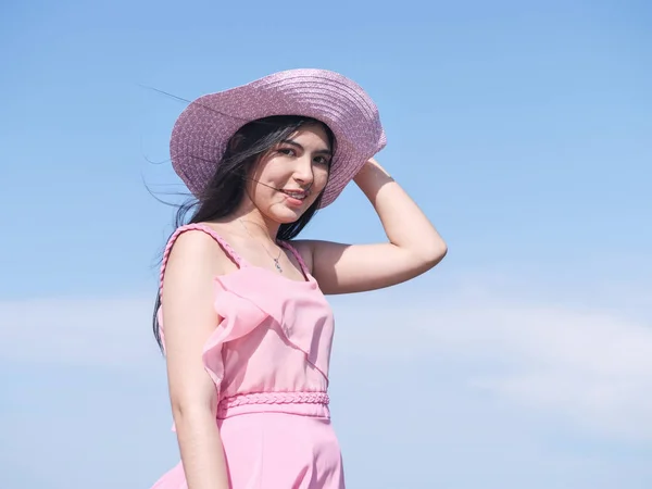Счастливый Азиатский Подросток Розовом Платье Шляпе Фоне Неба Солнечный День — стоковое фото