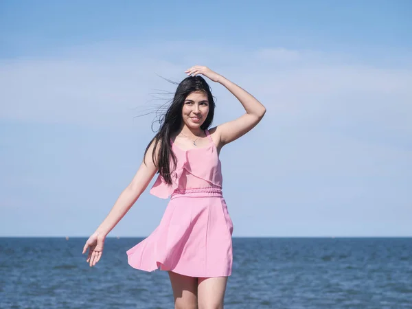 Feliz Adolescente Asiático Vestindo Vestido Rosa Chapéu Com Fundo Céu — Fotografia de Stock
