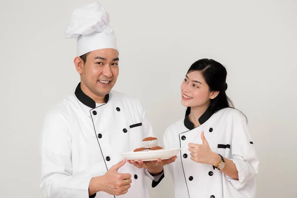 Feliz Asiático Pastelero Mostrando Cupcake Sus Manos Concepto Trabajo — Foto de Stock