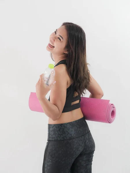 Mujer Asiática Feliz Sosteniendo Una Botella Agua Estera Yoga Rosa — Foto de Stock