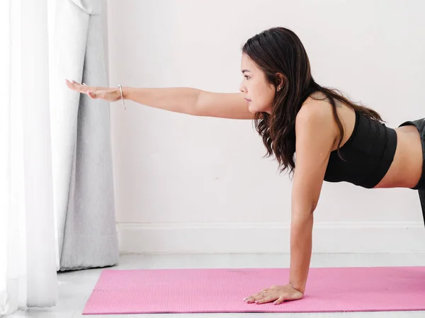 Mujer Deportiva Asiática Feliz Haciendo Yoga Alfombra Rosa Casa Concepto — Foto de Stock