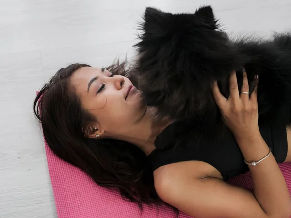 Glücklich Asiatische Sportlerin Spielt Mit Ihrem Hund Auf Rosa Matte — Stockfoto
