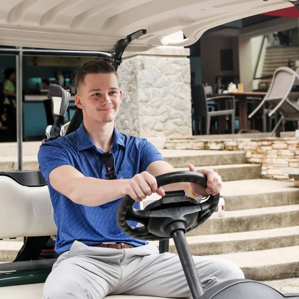 高尔夫球手驾驶高尔夫球车从体育俱乐部 — 图库照片