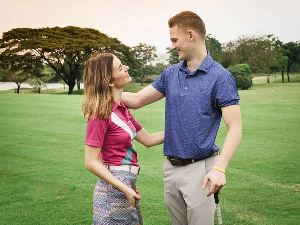 Casal Golfe Conversando Juntos Campo Verde Conceito Estilo Vida — Fotografia de Stock